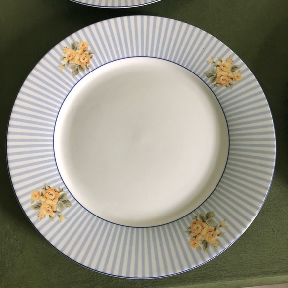 Laura Ashley Brighton Rose Rimmed Dinner Plates - Picture 2 of 6